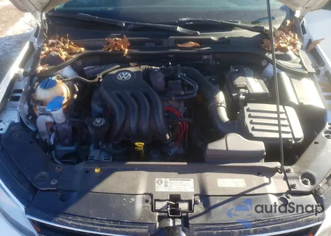 2015 Volkswagen Jetta Base z USA, uszkodzony, nr VIN 3VW2K7AJ9FM325526